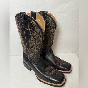 Ariat Round Up Boot Black/Tan Women’s Size 8B
Square Toe Cowgirl Western EUC